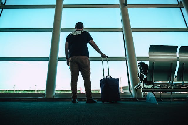 Eurodeputaţii au cerut companiilor aeriene să elimine taxarea suplimentară a bagajelor de mână| Foto: pexels.com