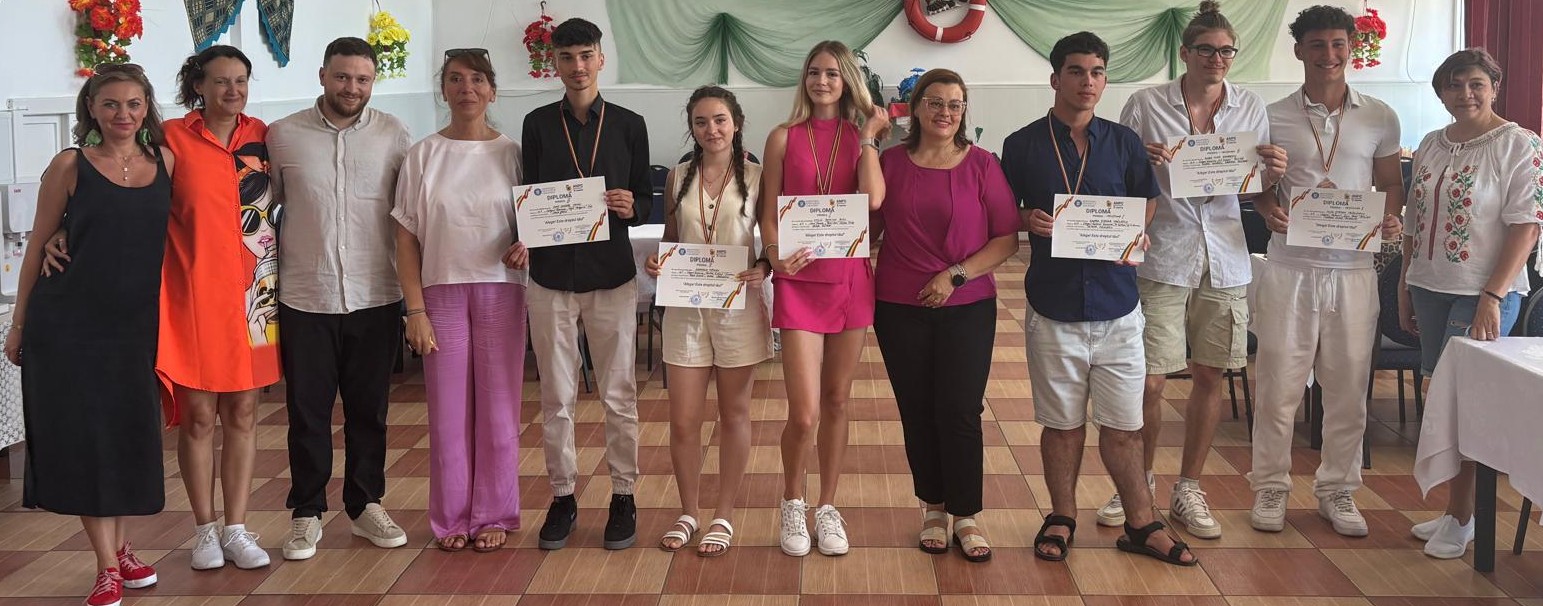 Tineri informați
