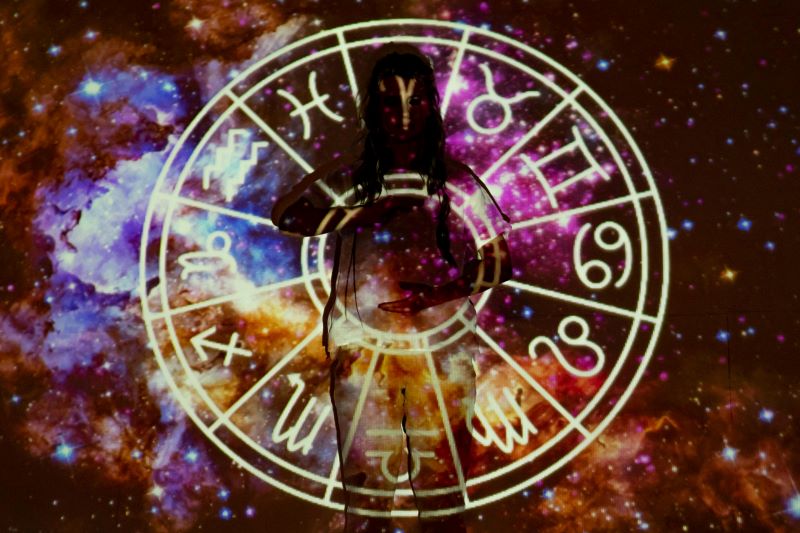 Horoscopul zilei de vineri