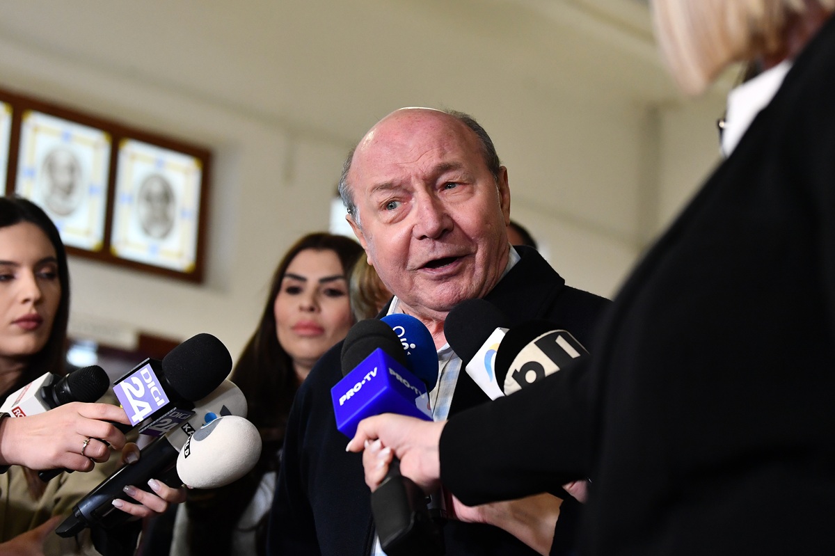 Traian Băsescu a câștigat procesul de la CCR și își va recăpăta privilegiile de fost șef de stat. Foto: Fostul presedinte Traian Basescu dădea declarații de presă după turul al doilea al alegerilor prezidentiale
