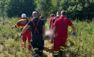 Pompierii i-au scos pe cei doi din bazin și