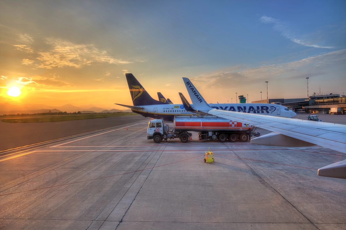 Aeroportul Milano-Bergamo a fost închis marți timp de două ore după ce un bărbat s-a sinucis aruncându-se în motorul unui avion. Foto: Depositphotos.com