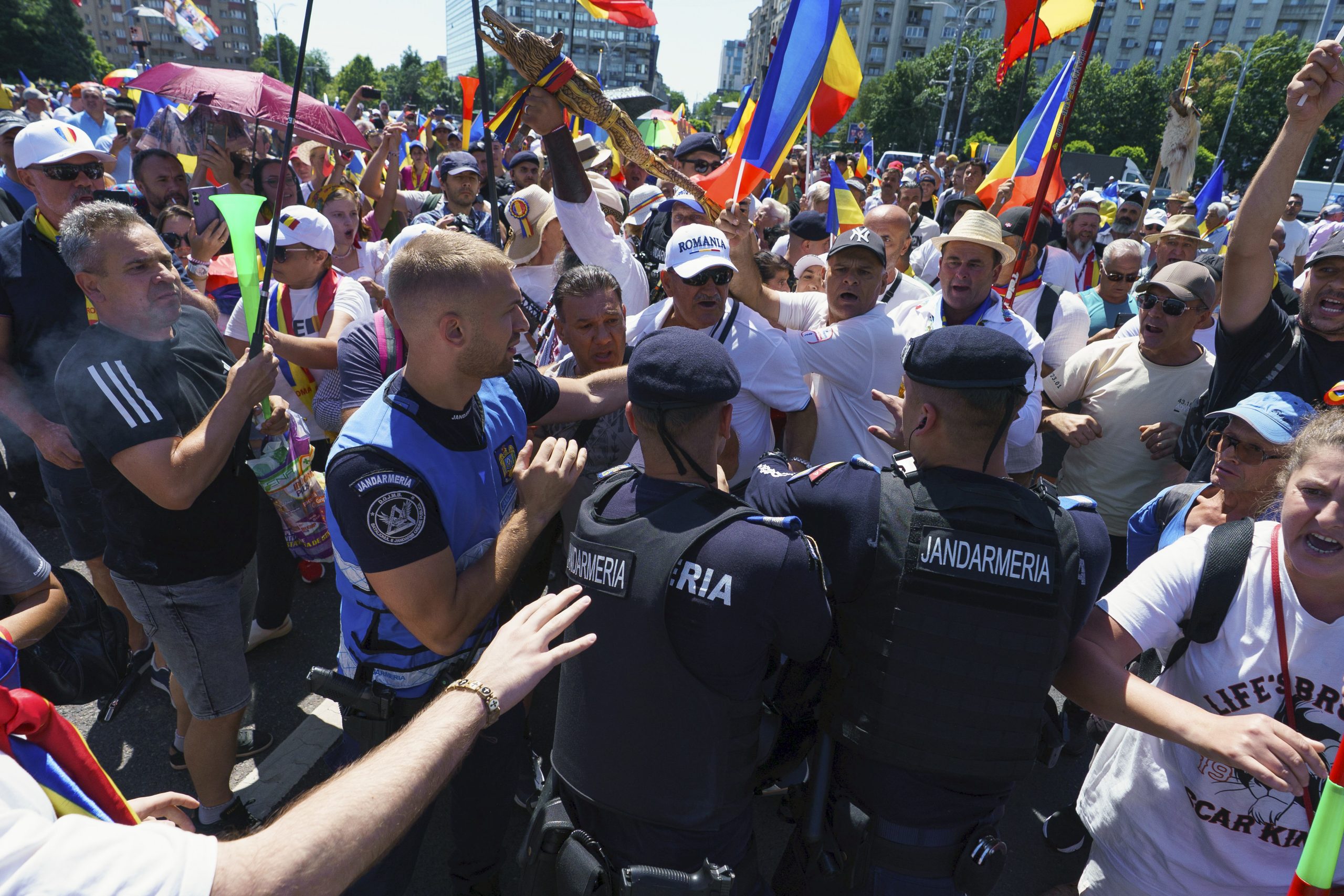 Altercații petrecute între protestatarii care participă la evenimentul PROTESTUL NAȚIONAL IEȘIȚI DIN CASĂ DACĂ VĂ PASĂ DE ROMÂNIA și reprezentanți ai Jandarmeriei Române
