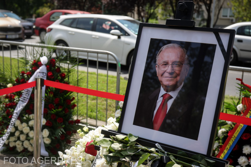 Persoane depun flori și aprind lumânări în memoria fostului președinte Ion Iliescu