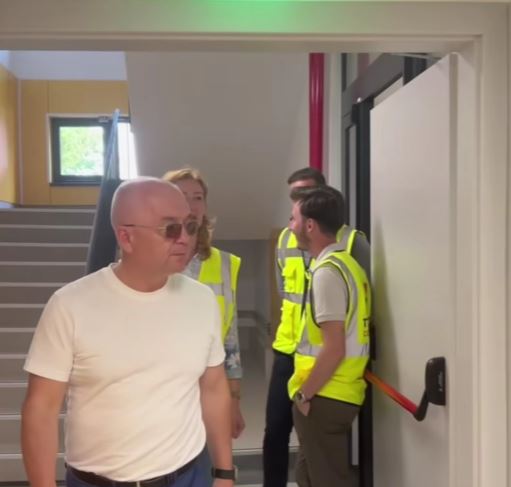 Spațiu modern de studiu pentru elevii școlii „Ion Creangă”. Boc: „La Cluj se poate să faci lucrări de calitate și să termini proiectul mai devreme”.|Foto: Emil Boc - Facebook