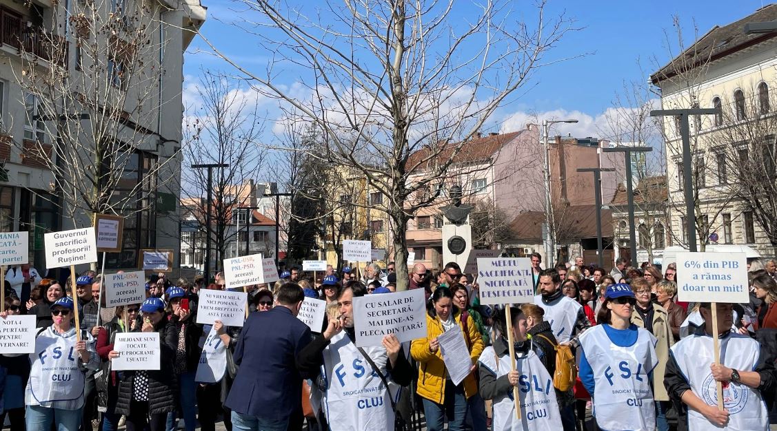 Protest al profesorilor clujeni în fața sediului Prefecturii Cluj