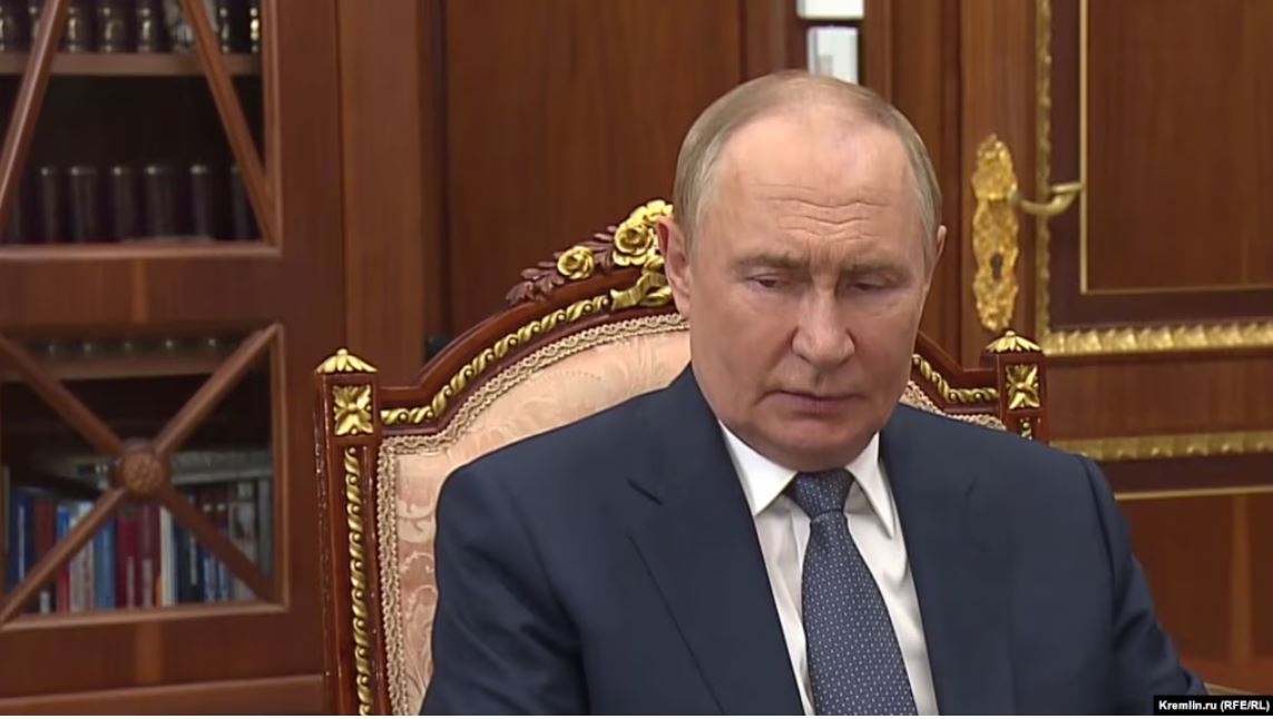 Detaliul trecut cu vederea din biblioteca lui Putin: imagini preînregistrate cu liderul de la Kremlin