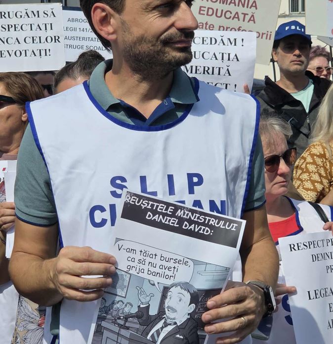 Protestul profesorilor clujeni față de măsurile de austeritate din Educație: „Guvernul îngroapă educația”|Foto: monitorulcj.ro