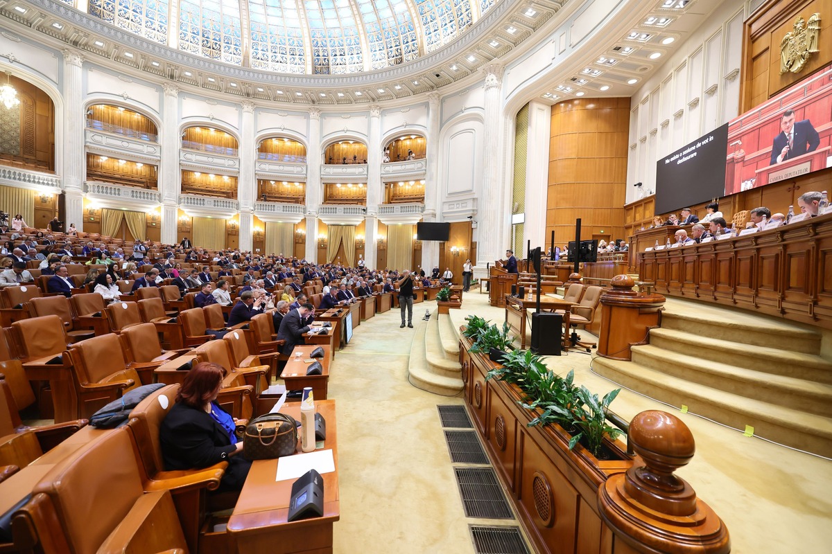 Toate cele patru moțiuni de cenzură depuse de partidele de opoziție au fost repsinse la votul de duminică