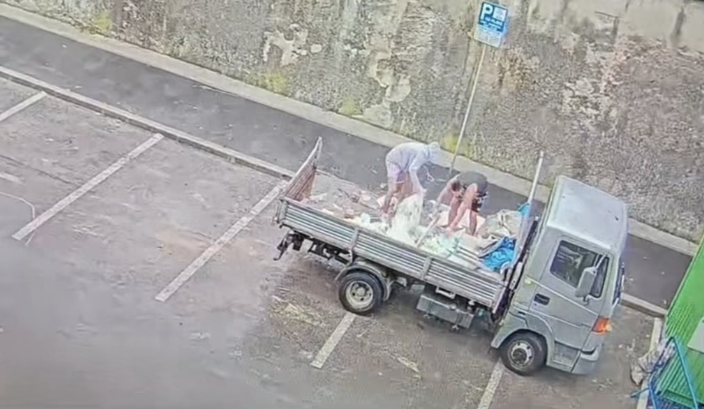 Doi bărbați și-au lăsat molozul în mijlocul stărzii în Cluj-Napoca | Foto: Captură video Facebook