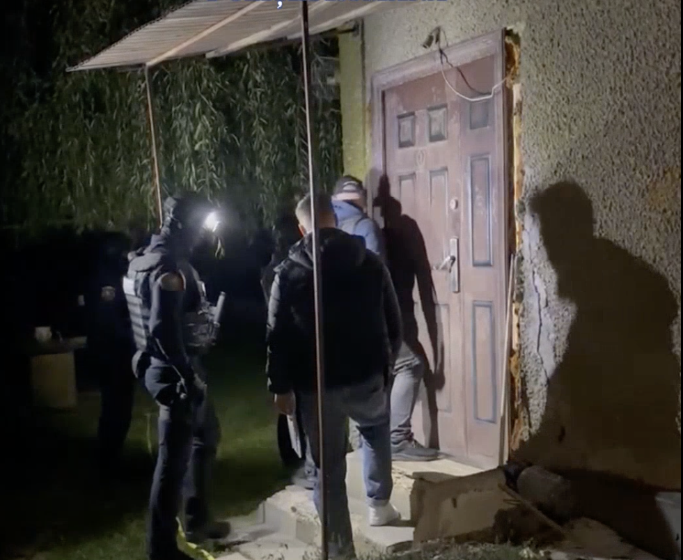 Un curier a fost reținut după ce ar fi cauzat un prejudiciu de circa 40.000 de lei | Foto: Captuă video