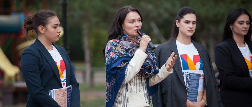 Victoria Furtună (cu microfonul)