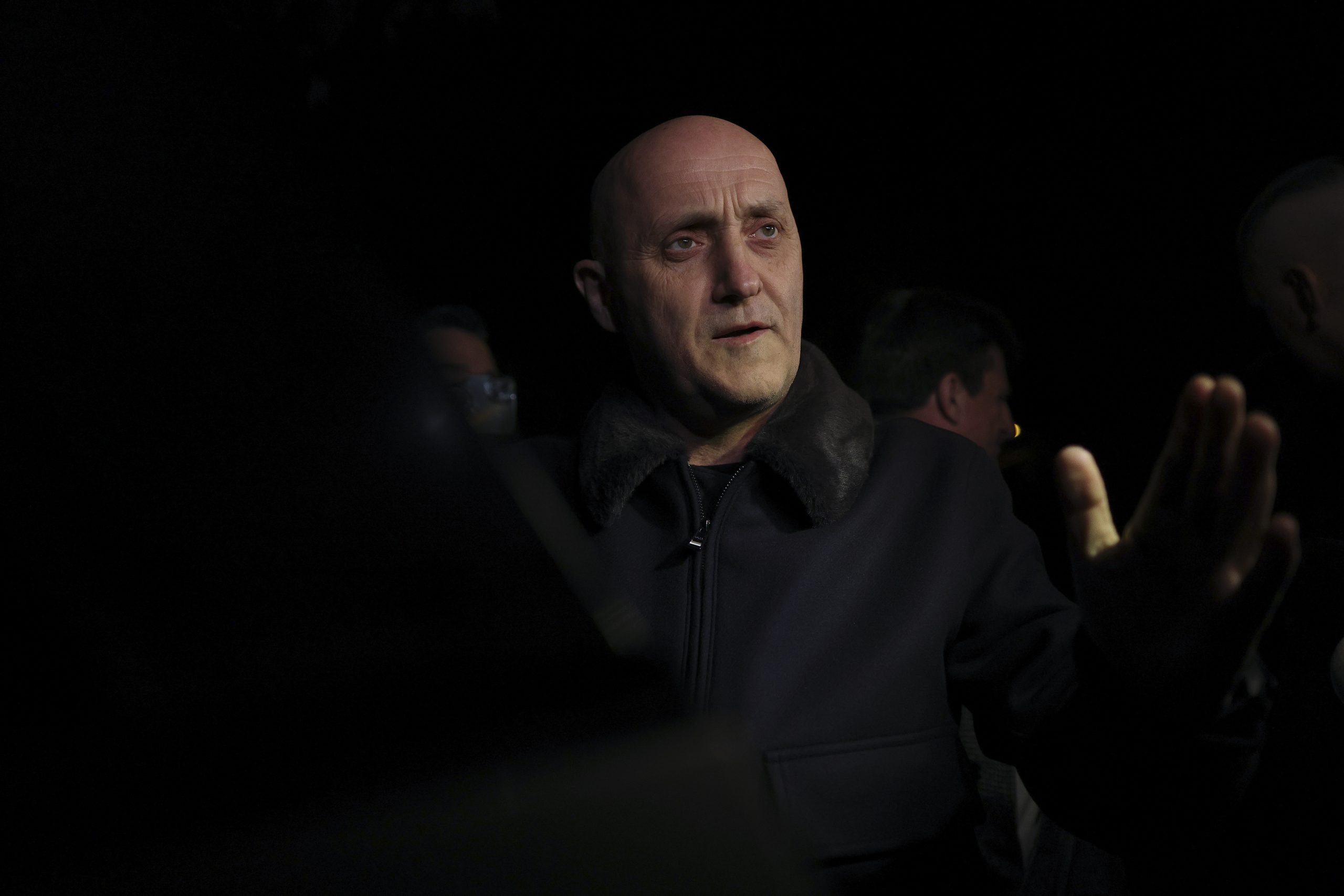 Horatiu Potra pleaca insotit de fiul acestuia de la sectia 4 de politie din Bucuresti