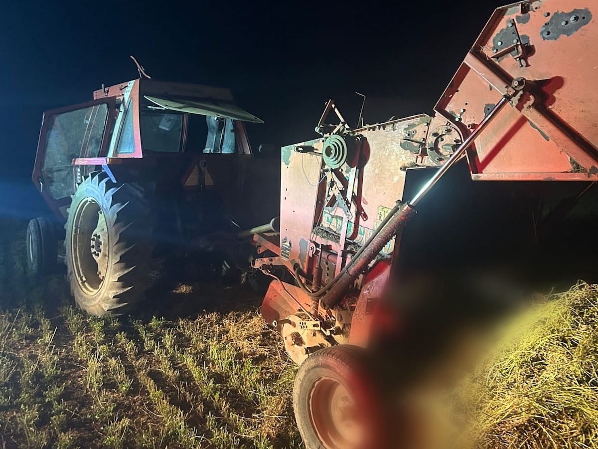 Un bărbat a sfârșit prins într-un utilaj agricol