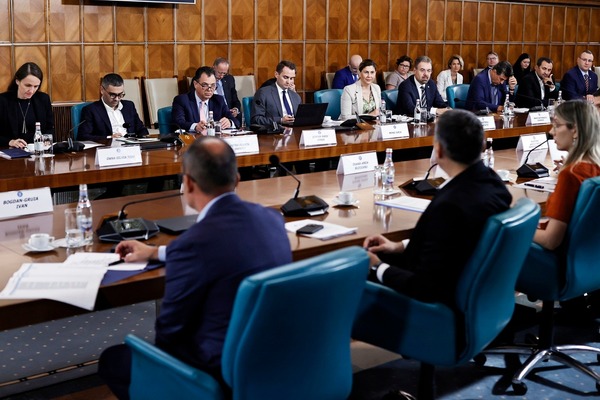 Cât costă tratația oferită în ședințele de Guvern: 150 de lei de persoană pentru fiecare demnitar