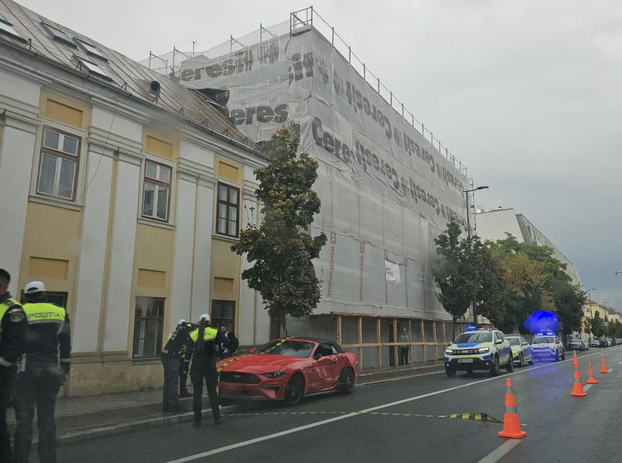 Un băiat de 12 ani a fost spulberat de o mașină pe trotuar