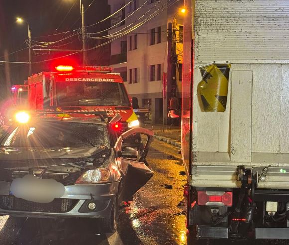 Accident rutier grav pe stada Traian Vuia. Victimă descarcerată de pompieri