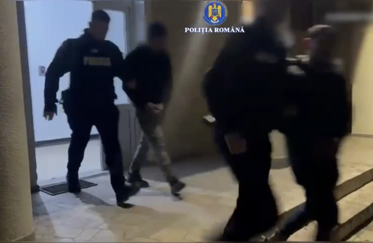 Doi tineri care au bătut un bătut un bărbat în parcarea unui magazin din Călățele | Foto: Captură video