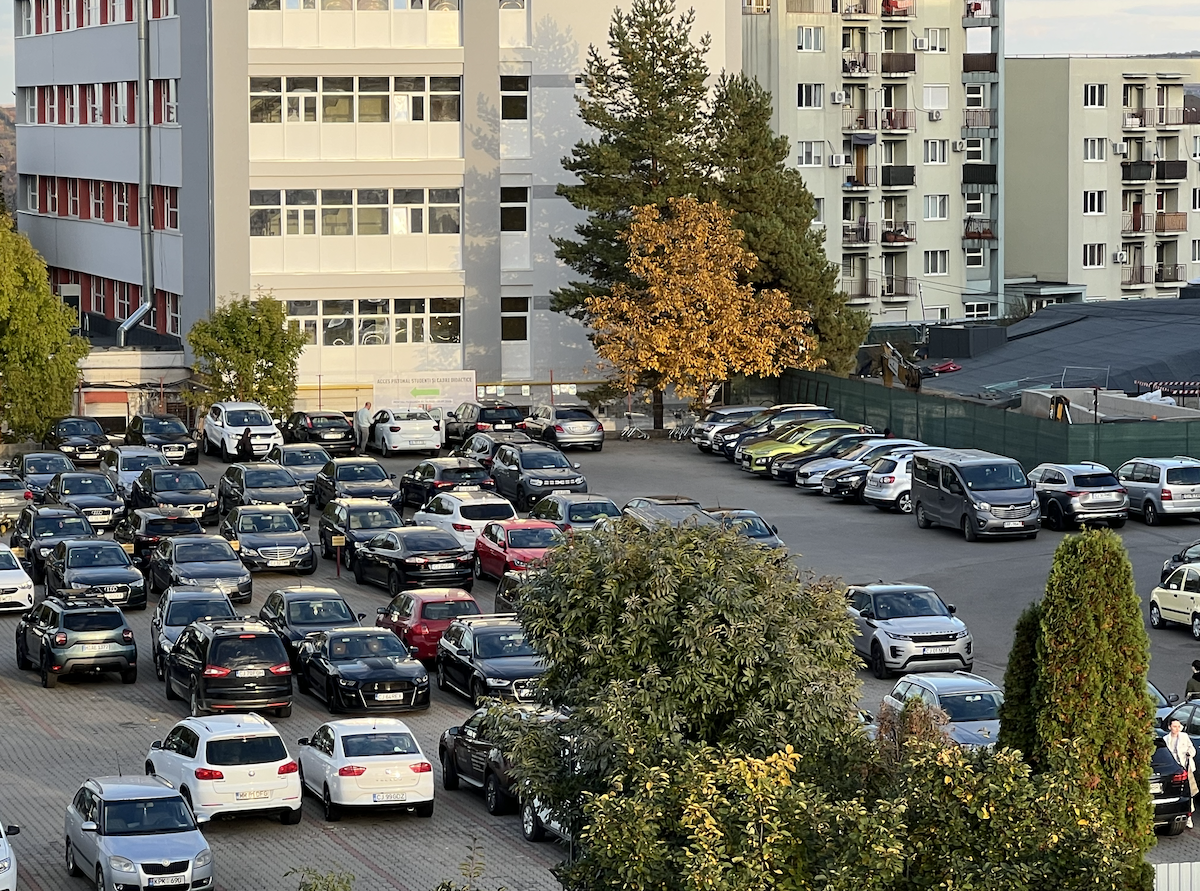 Deputatul clujean Radu Moisin (PNL) a propus un proiect de lege menit să elimine haosul din parcările marilor magazine | Foto: Sergiu Tămaș