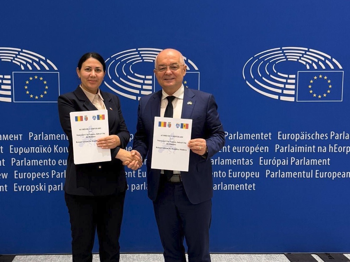 Emil Boc a semnat un acord de înfrățire între municipiul Cluj-Napoca și Raionul Ialoveni din Republica Moldova | Foto: Facebook