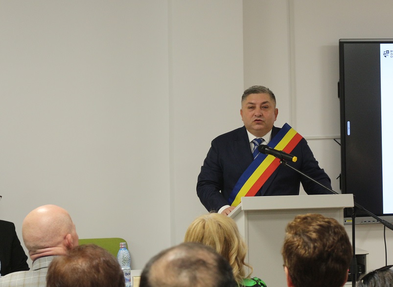 Alin Tișe ține un discurs cu ocazia inaugurării