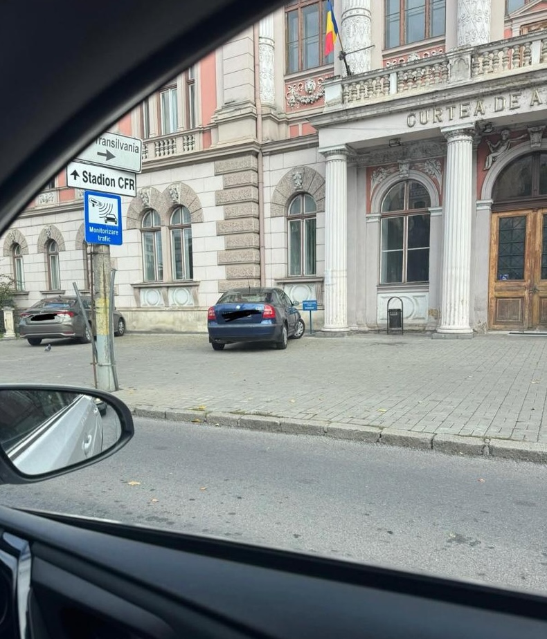 Parcările improvizate de la Curtea de Apel Cluj (Piața Ștefan cel Mare) au stârnit nemulțumiri în rândul cetățenilor | Foto: Facebook