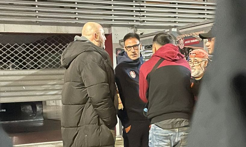 Mario Camora s-a întâlnit cu fanii în afara stadionului la finalul meciului | Foto: monitorulcj.ro