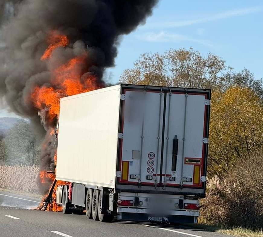 Cabina unui TIR a luat foc