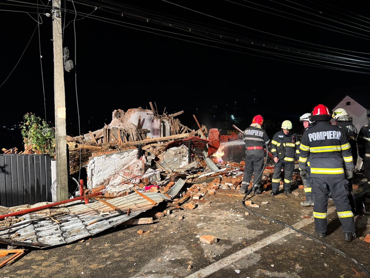 Un om a murit sub dărâmăturile unei case distruse de incendiu în Dej | Foto: ISU Cluj
