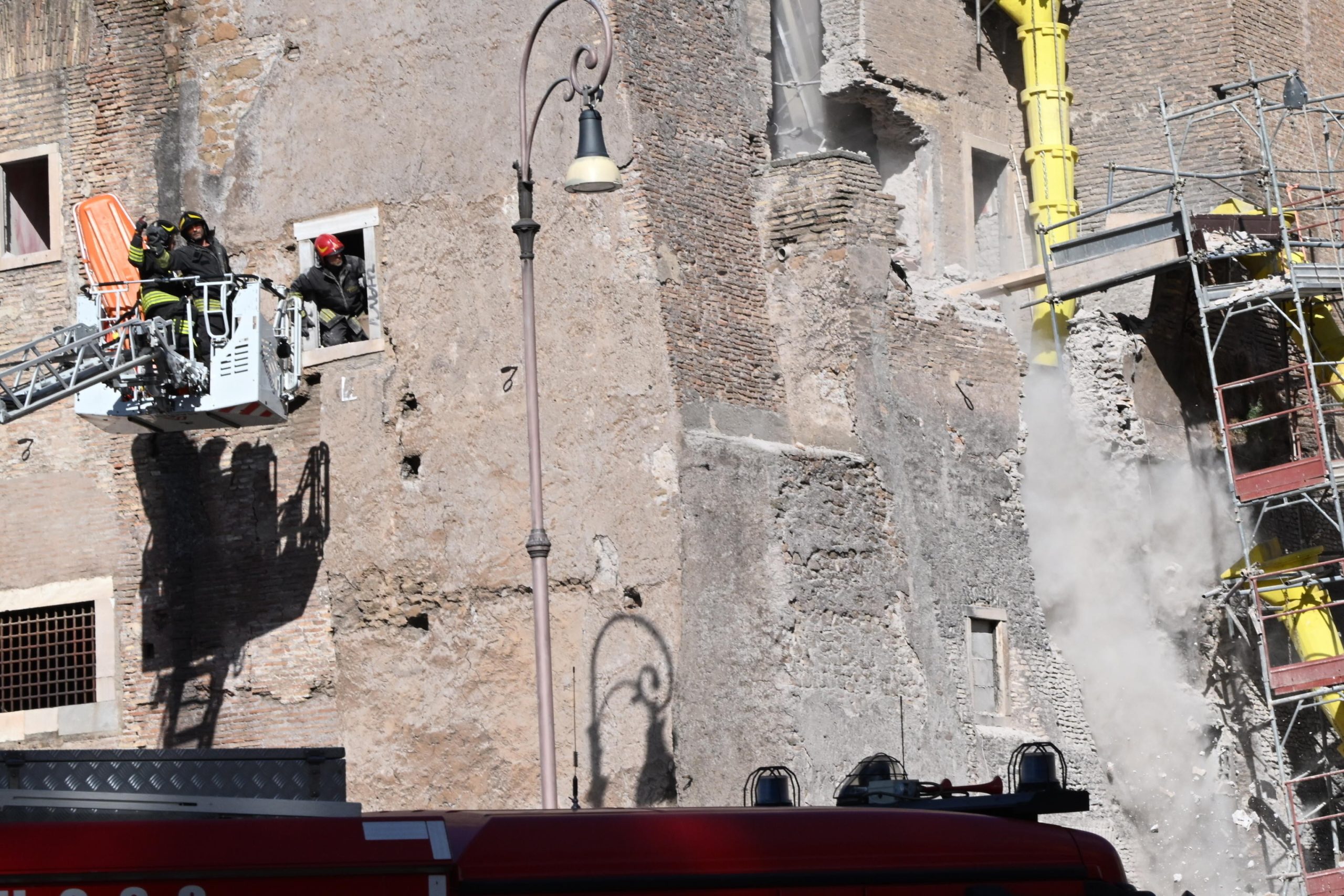 Prăbușirea parțială a unei secțiuni din Torre dei Conti
