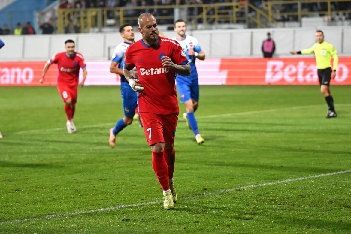 Denis Alibec joacă la FCSB de vara trecută | Foto: FCSB Facebook