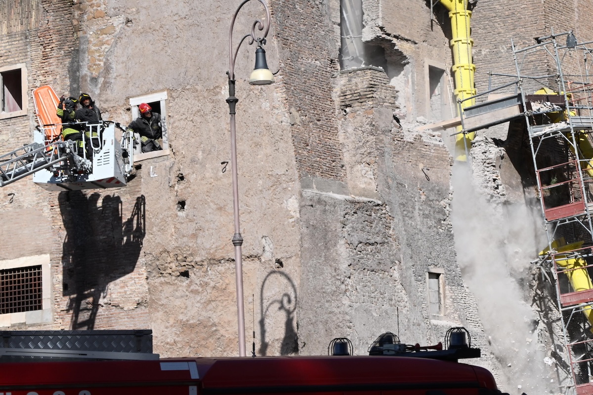 Prăbușirea parțială a unei secțiuni din Torre dei Conti