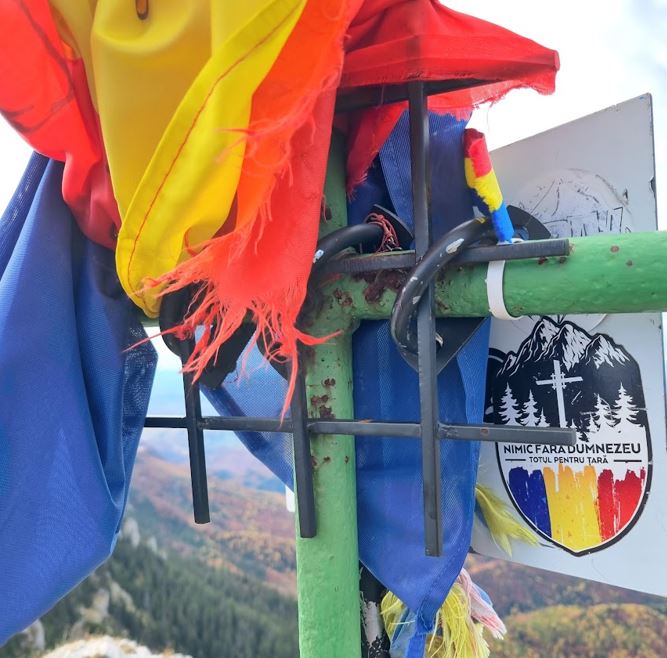 Însemne fasciste pe un traseu montan din România|Foto: Bogdan Pacurar - Facebook