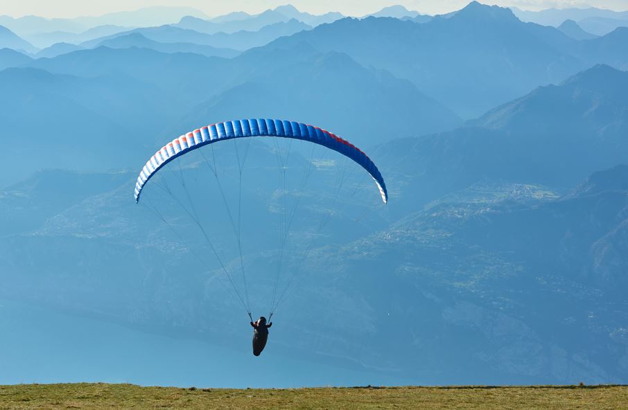 Un clujean a căzut cu parapanta într-o zonă greu accesibilă de pe Piatra Secuiului. Bărbatul rănit