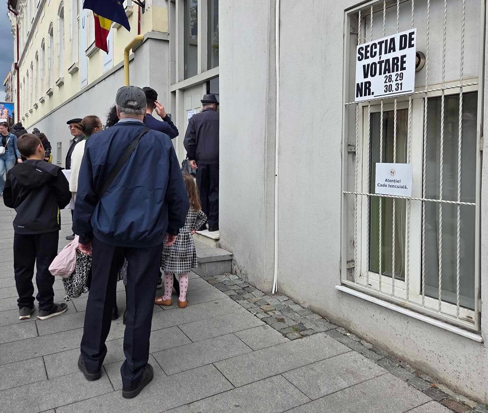 Coadă la o secție de votare din Cluj-Napoca la alegerile parlamentare|Foto: monitorulcj.ro