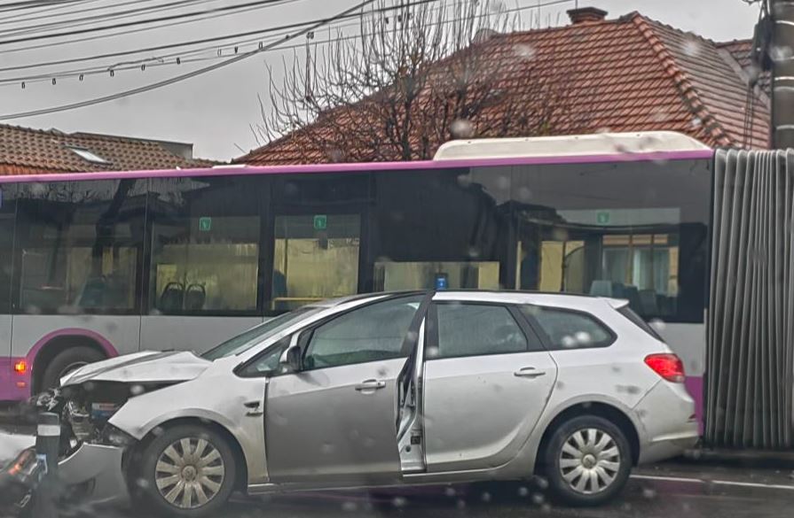 Accident rutier între o mașină și un autobuz