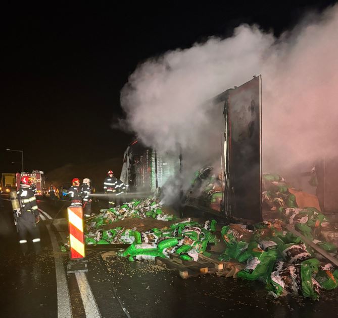 TIR în flăcări pe Autostrada Transilvania. Pompierii au intervenit cu forțe sporite|Foto: ISU Cluj