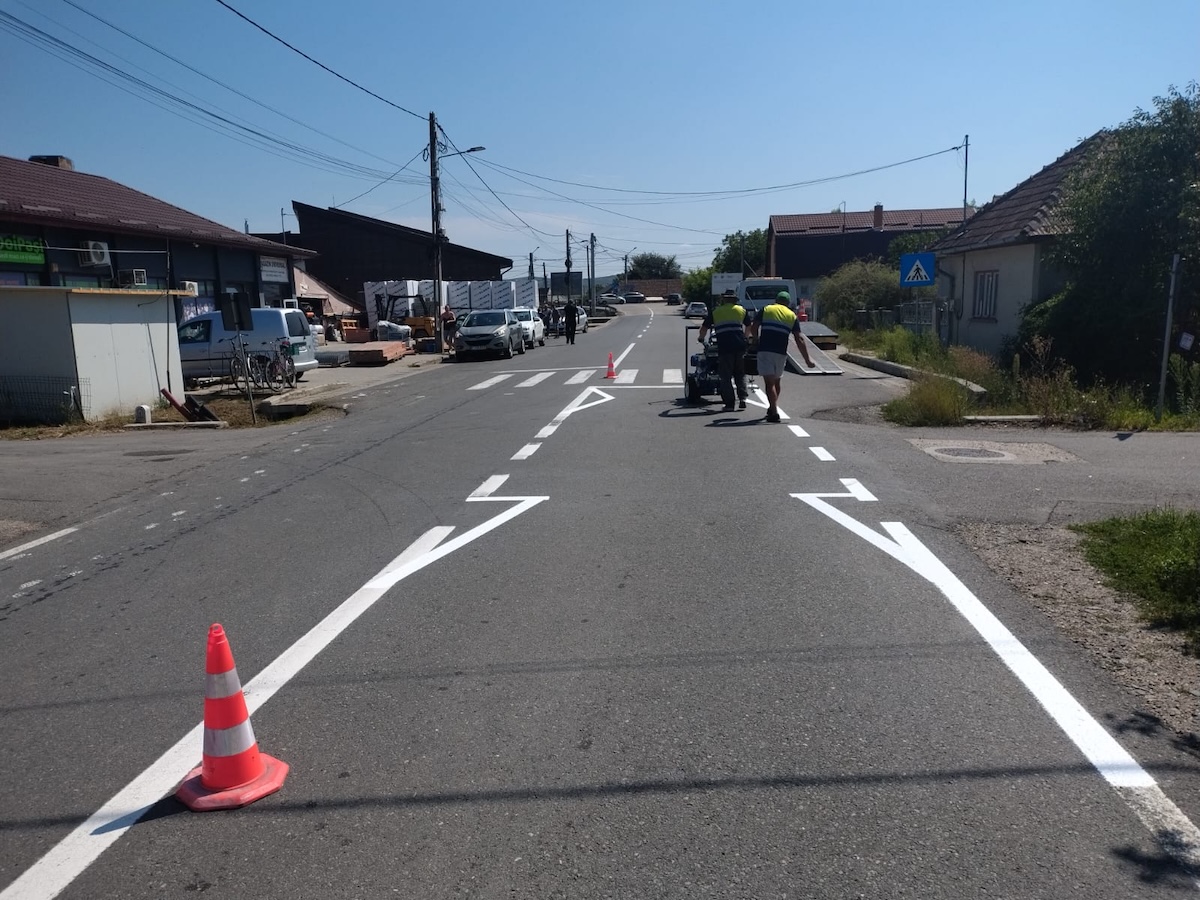 Au fost trasate marcaje rutiere pe 19 drumuri din județul Cluj | Consilliul Județean Cluj
