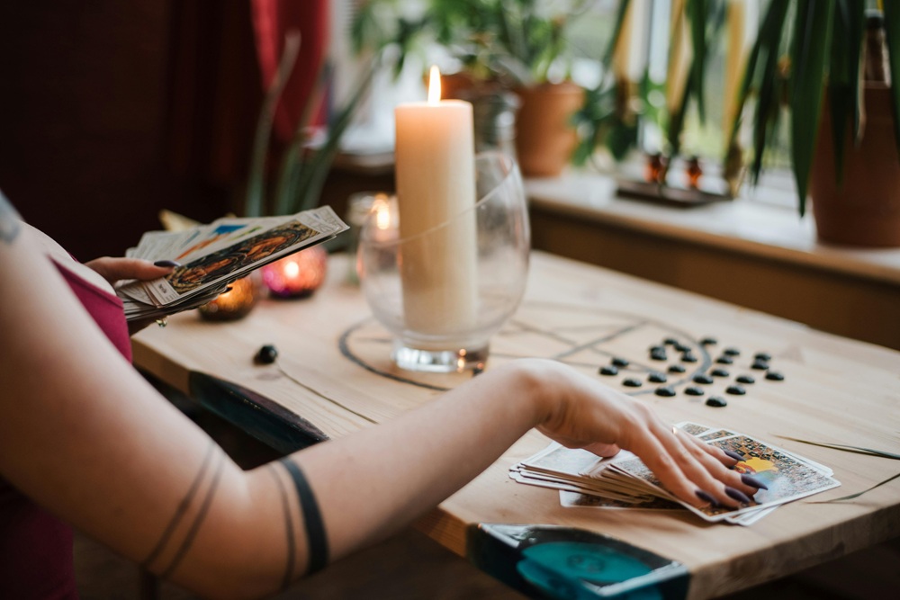 10 lei trebuie să plătească persoanele care solicită eliberarea unui document care să ateste ora nașterii pentru a-și afla ascendentul din horoscop | Foto: Pexels
