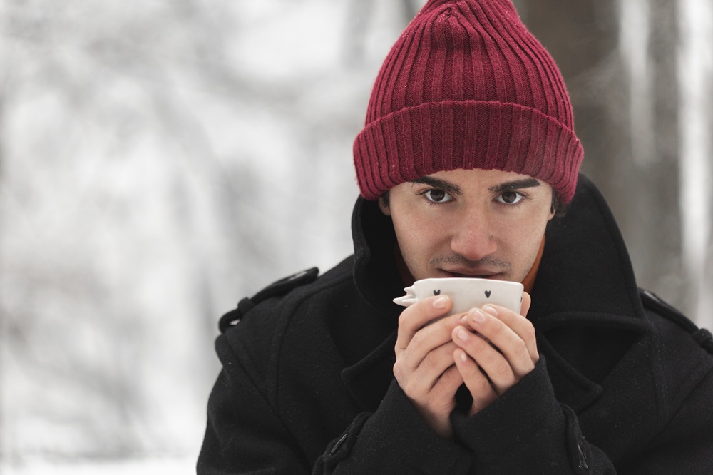 Hainele groase și o hidratare corespunzătoare sunt necesare în aceste zile | Foto: Freepik