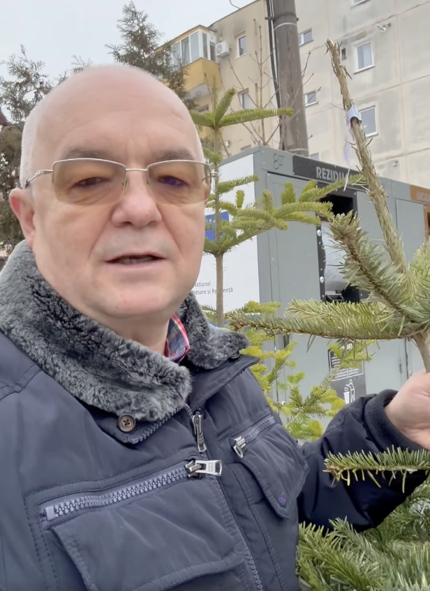Primarul Emil Boc a anunțat că locuitorii din Cluj-Napoca că brazii de Crăciun vor fi colectați gratuit | Foto: Captură video Facebook