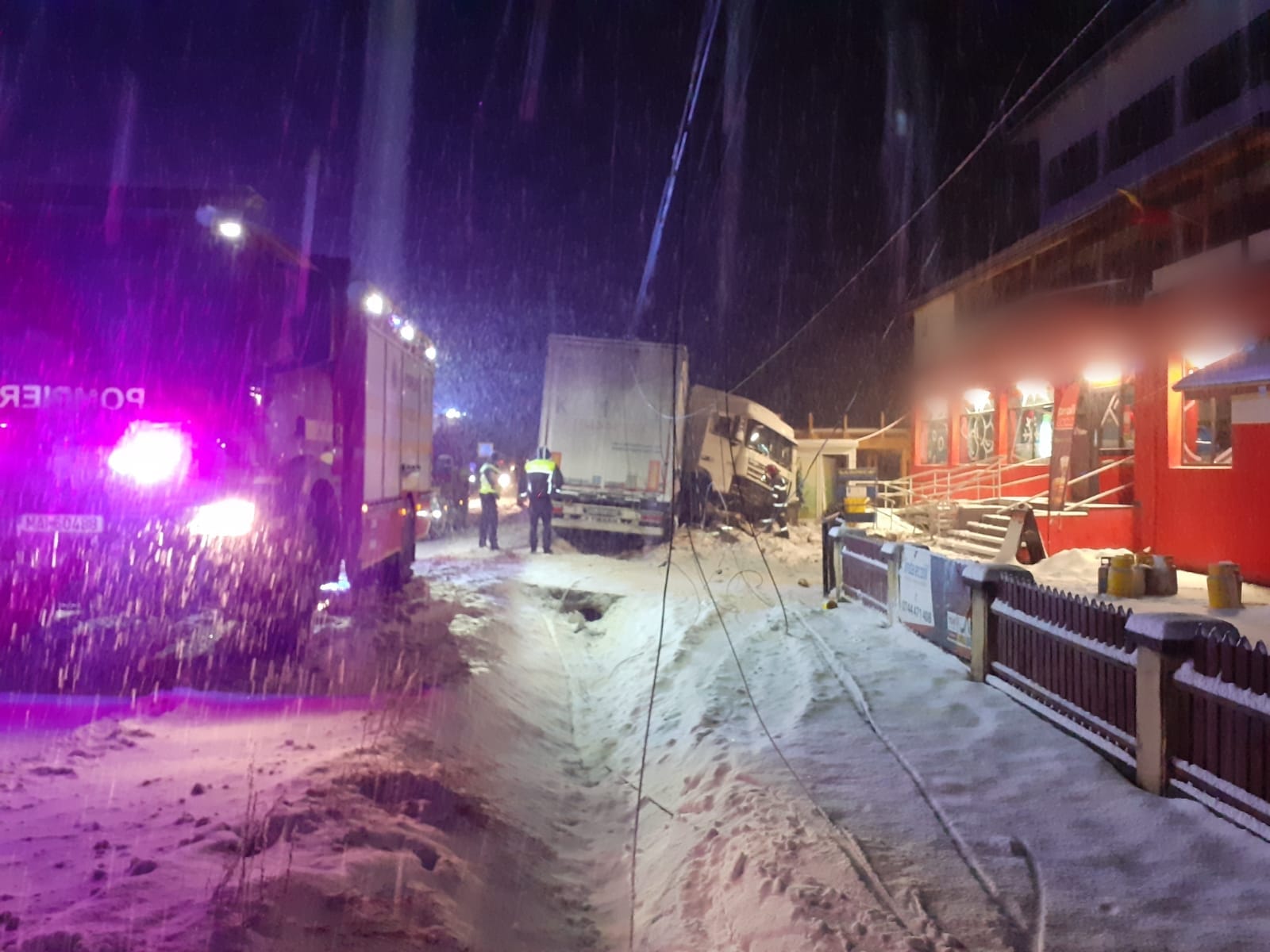 Un TIR a ajuns în șanț la Iclod