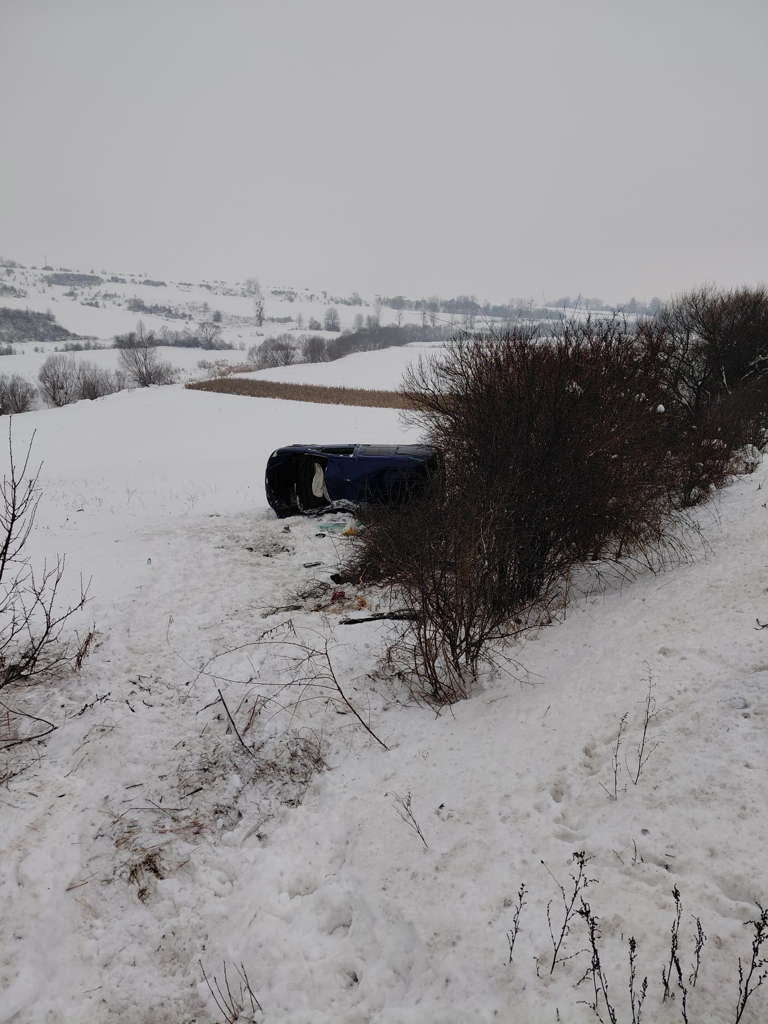 O mașină s-a răsturant înafara carosabilului