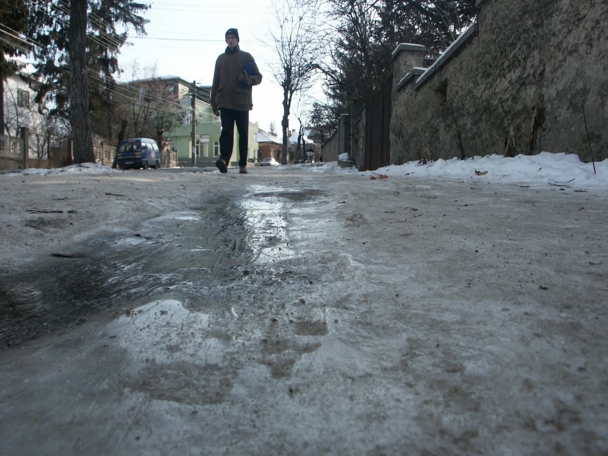 Tot mai mulți clujeni au ajuns de urgență la ortopedie după ce au căzut pe jos afară |Foto: arhivă monitorulcj.ro / Fotografie ilustrativă