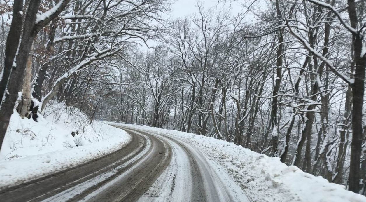 Circulație în condiții de iarnă pe drumurile județene din Cluj: Șoferii
