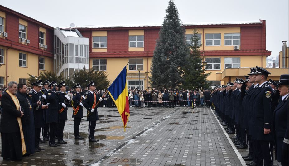 O nouă generație de agenți de poliție a încheiat pregătirea la Şcoala de Poliție din Cluj. Trei șefi de promoție au obținut medii peste 9
