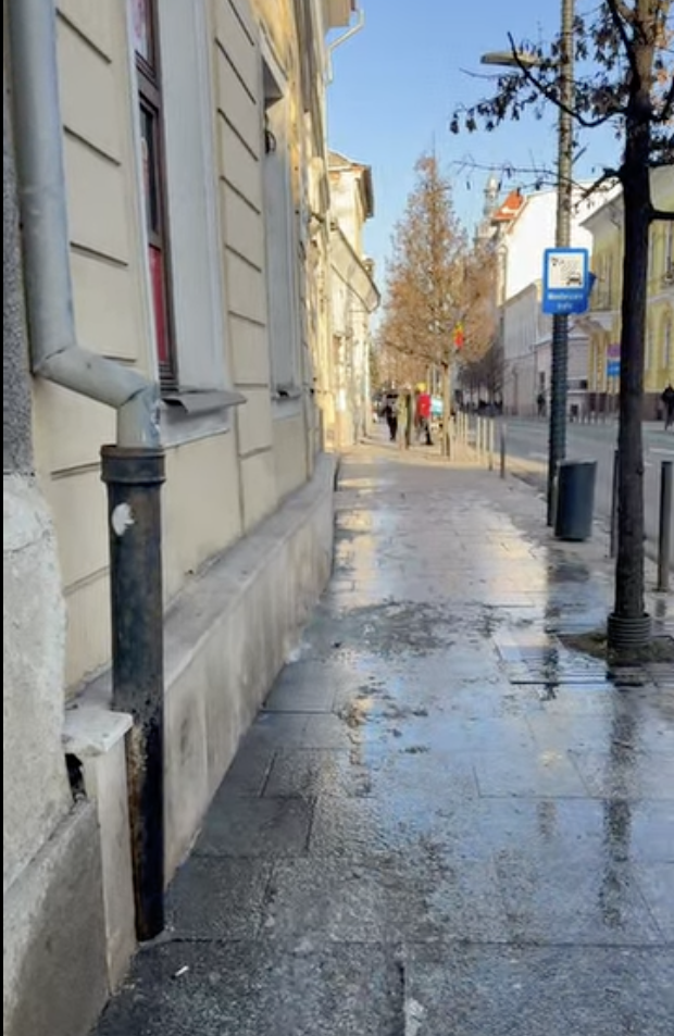 Trotuarele înghețate din cauza unor probleme ce țin de imobile private