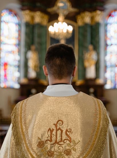 Abuz sexual asupra unei minore de 13 ani în Biserica Catolică din România: Statul român a intervenit la doi ani după ce abuzul se consumase|Foto: pexels.com