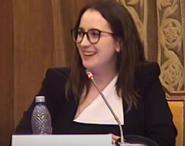 Situație aiuritoare în Parlament! Un consilier de probațiune povestește zâmbind despre un viol între minori: „Realitatea din teren este una tragică”.|Sursa foto: captură video - CLUJUST-Facebook
