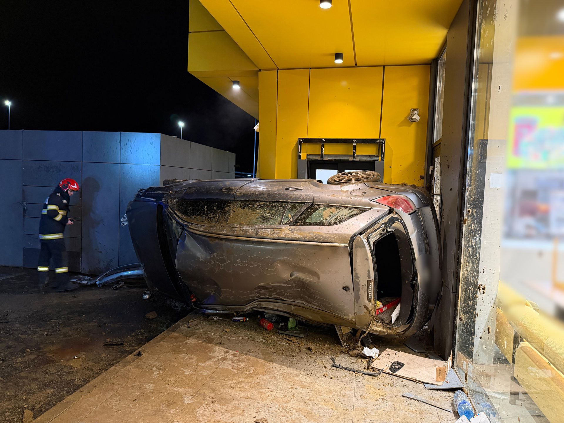 Un bărbat fără permis a intrat cu mașina la Noodle Pack în aprcarea VIVO Cluj | Foto: IPJ Cluj